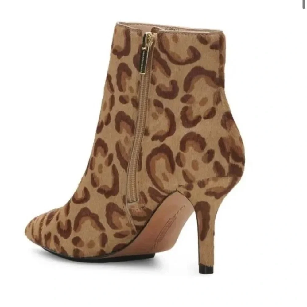 Vince Camuto Cheetah Print Pointed toe Ankle Boots size 5